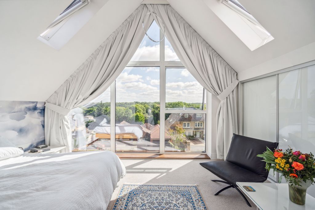 Additional image 14 of 3 bed flat for saleSouth Park Crescent, Gerrards Cross, Buckinghamshire SL9