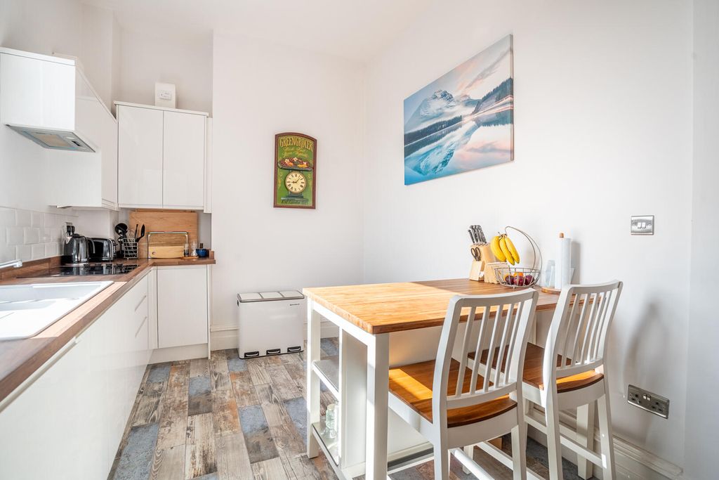 2 bed flat for saleWenlock Terrace, York YO10 photo 5