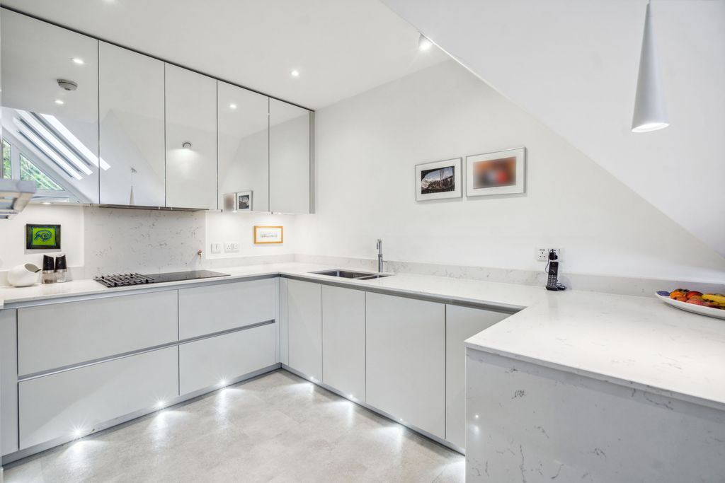Additional image 5 of 3 bed flat for saleSouth Park Crescent, Gerrards Cross, Buckinghamshire SL9