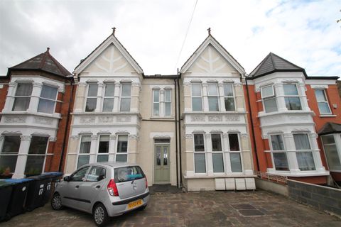 Palmerston Crescent, Palmers Green N13