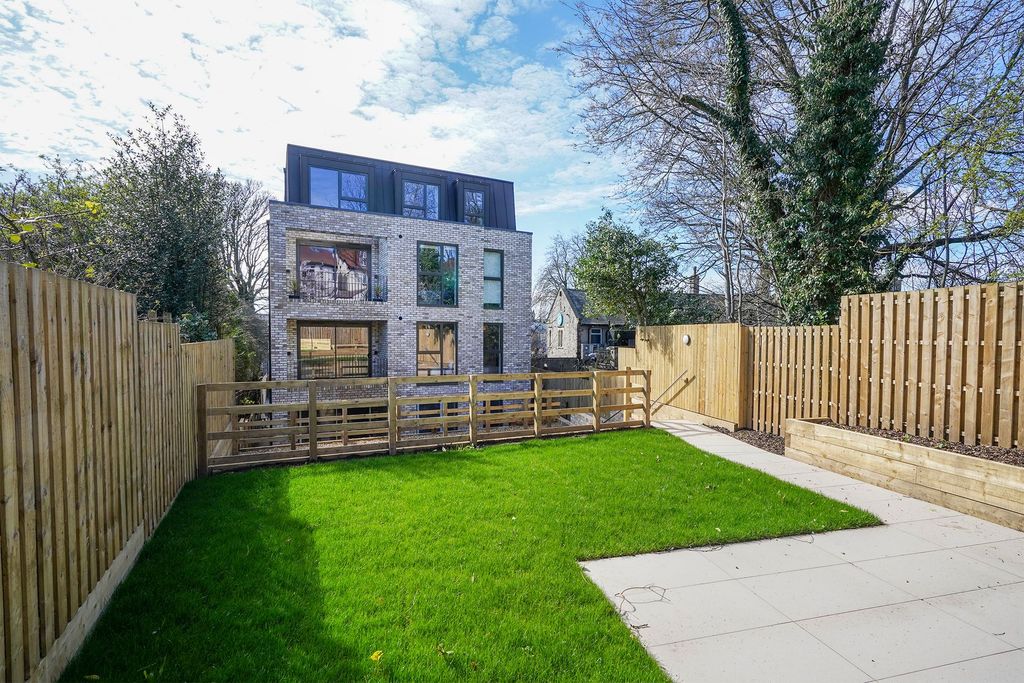 2 bed flat for saleGarden Apartment - Lydgate Green, Crosspool, Sheffield S10