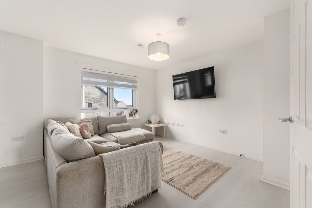 2 bed flat for saleBalmoral Drive, Harthill ML7 photo 3