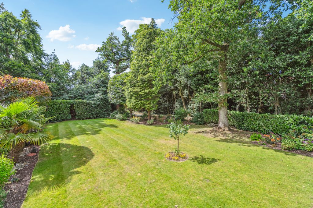 Additional image 22 of 3 bed flat for saleSouth Park Crescent, Gerrards Cross, Buckinghamshire SL9
