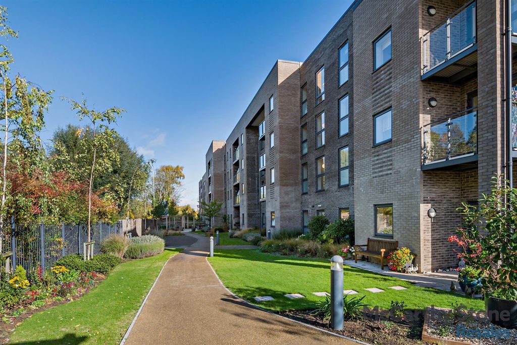 2 bed flat for saleGilbert Place, Lowry Way, Swindon, Wiltshire SN3 photo 5