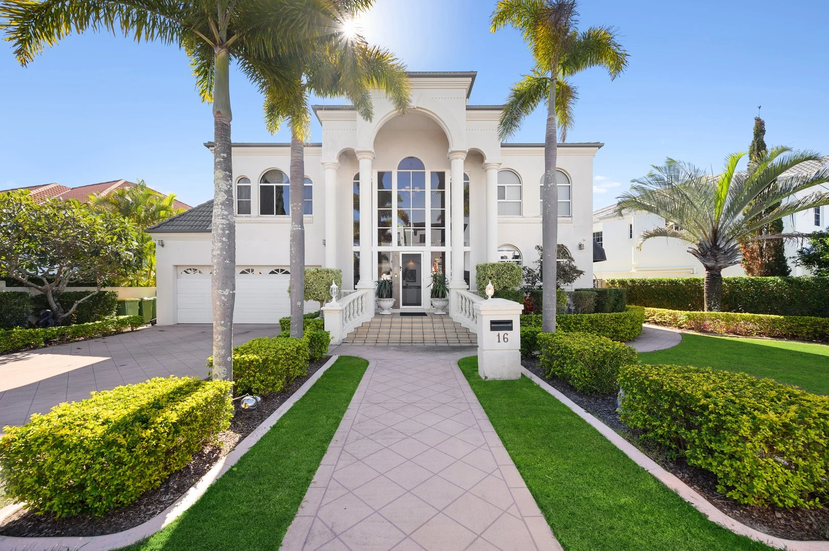 16 King Arthurs Ct, Sovereign Islands QLD 4216