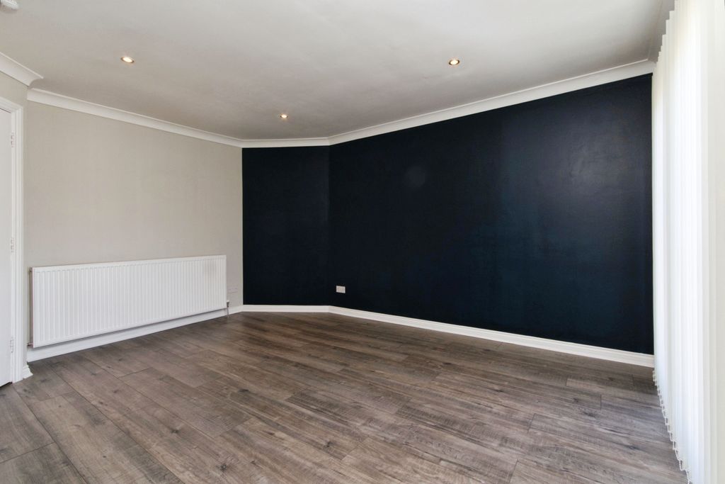 2 bed flat for saleCathcart Road, Glasgow G73 photo 4