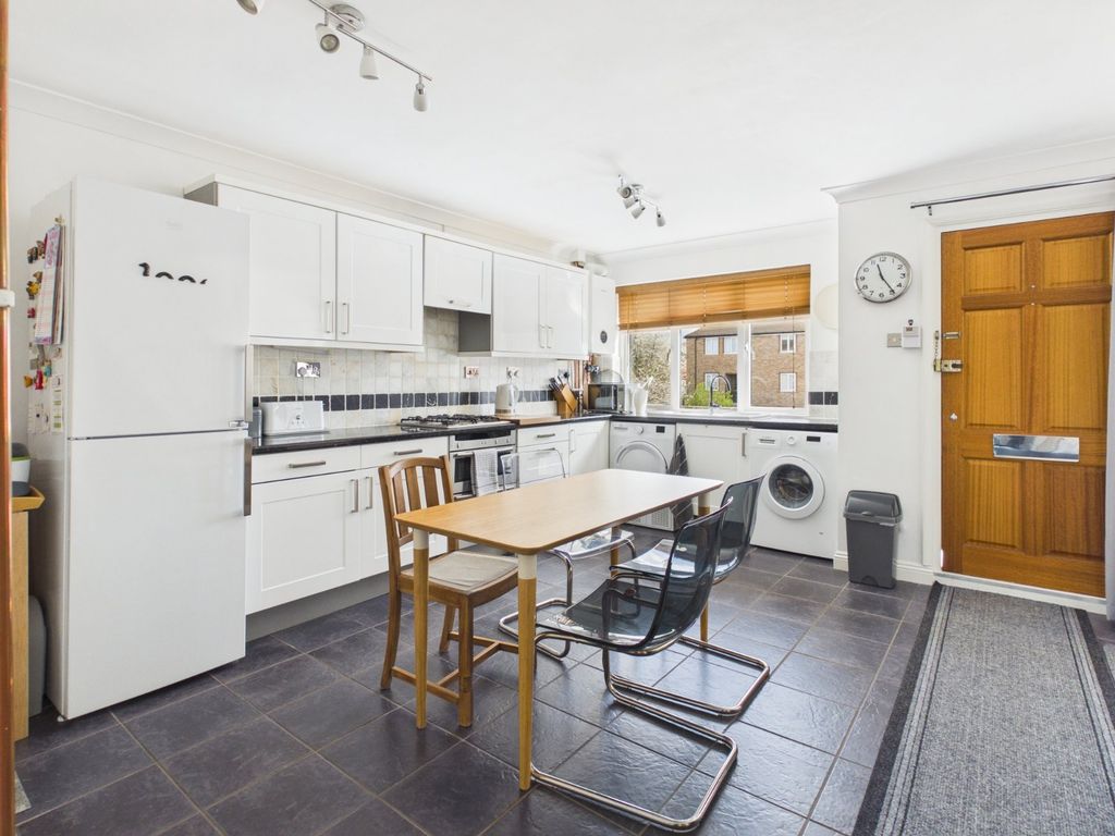 2 bed flat for saleThe Broadway, Farnham Common, Buckinghamshire SL2 photo 5