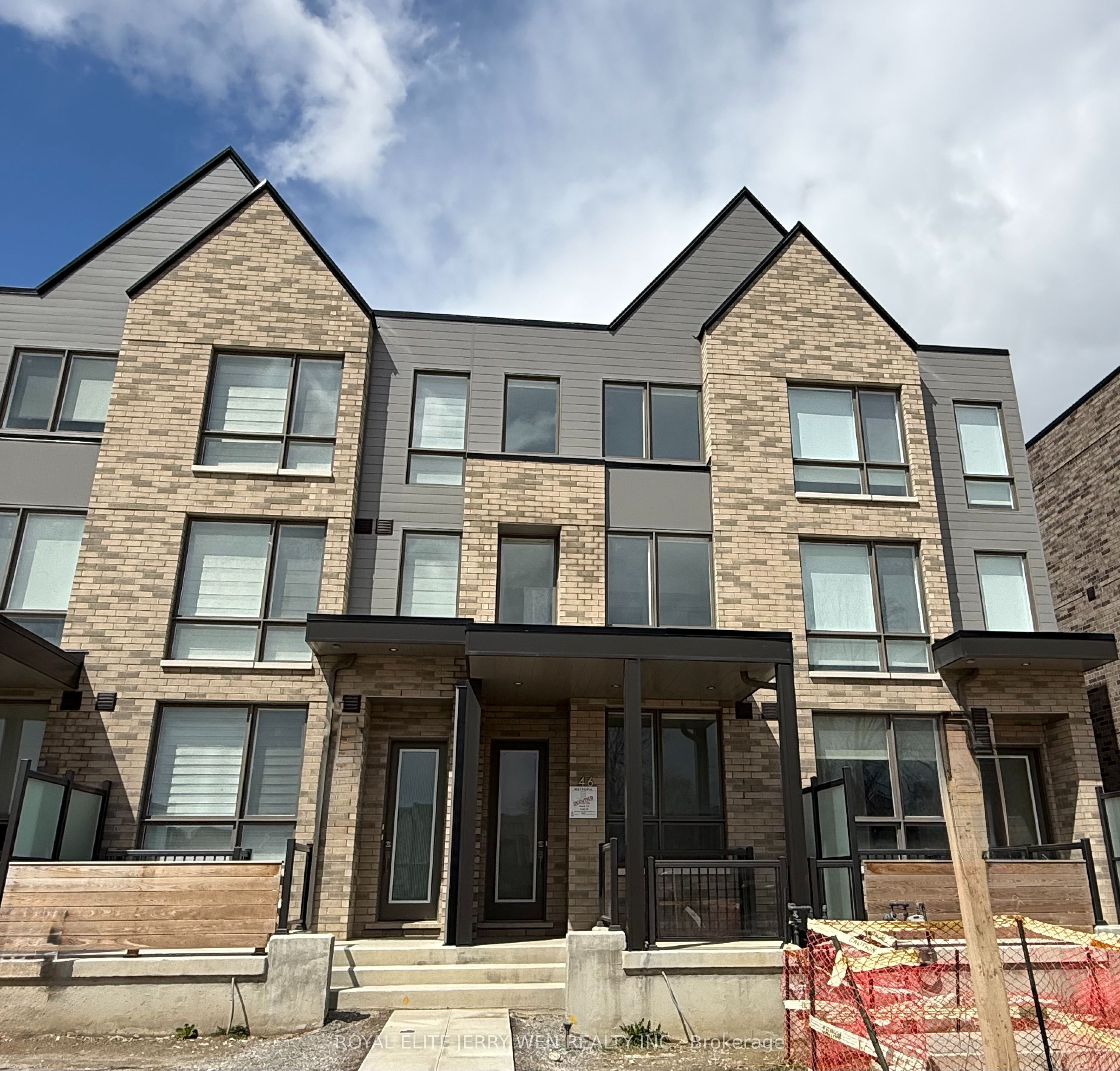 46 Green Gardens Boulevard, Toronto, ON, M5A 0E7