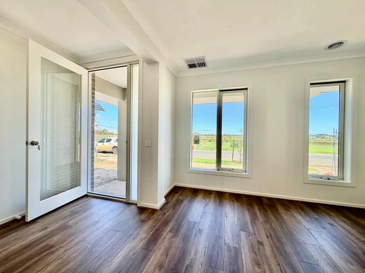 98 Jagged Circuit, Tarneit VIC 3029 photo 2