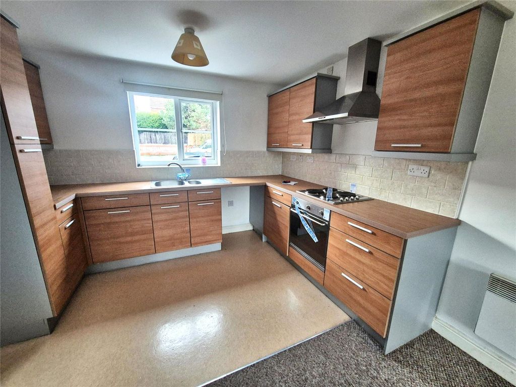 2 bed flat for salePendinas, Wrexham LL11 photo 3