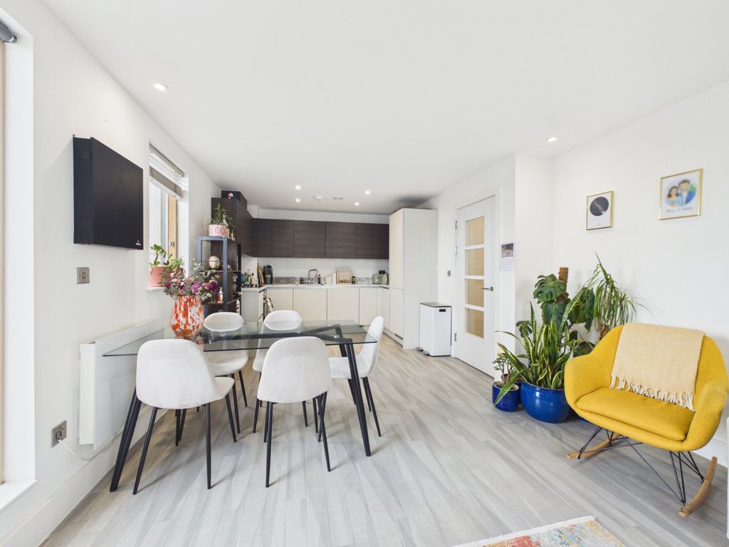 Additional image 9 of 2 bed flat for sale40 Stoke Road, Slough, Berkshire SL2