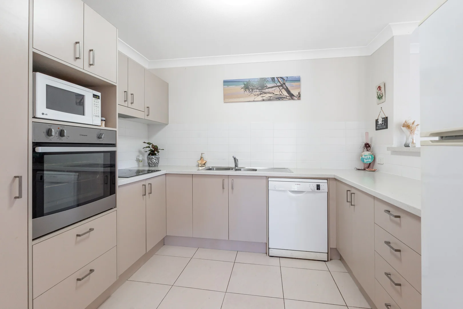 2/162 Prince Edward Parade, Scarborough QLD 4020 photo 4