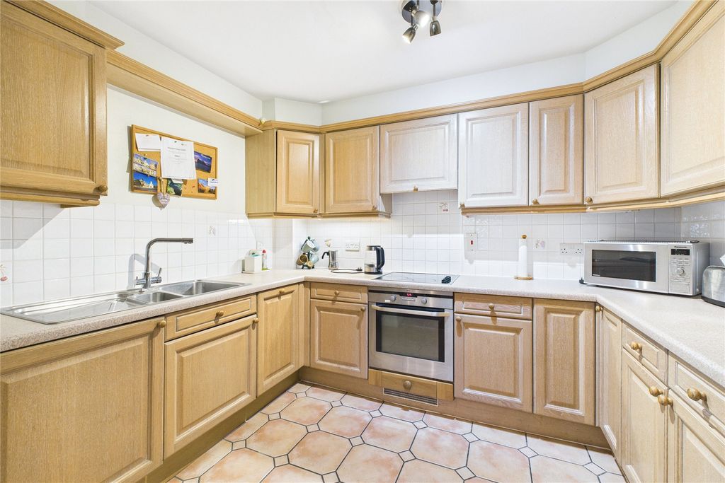 Additional image 2 of 3 bed flat for saleMontague Close, Wokingham, Berkshire RG40