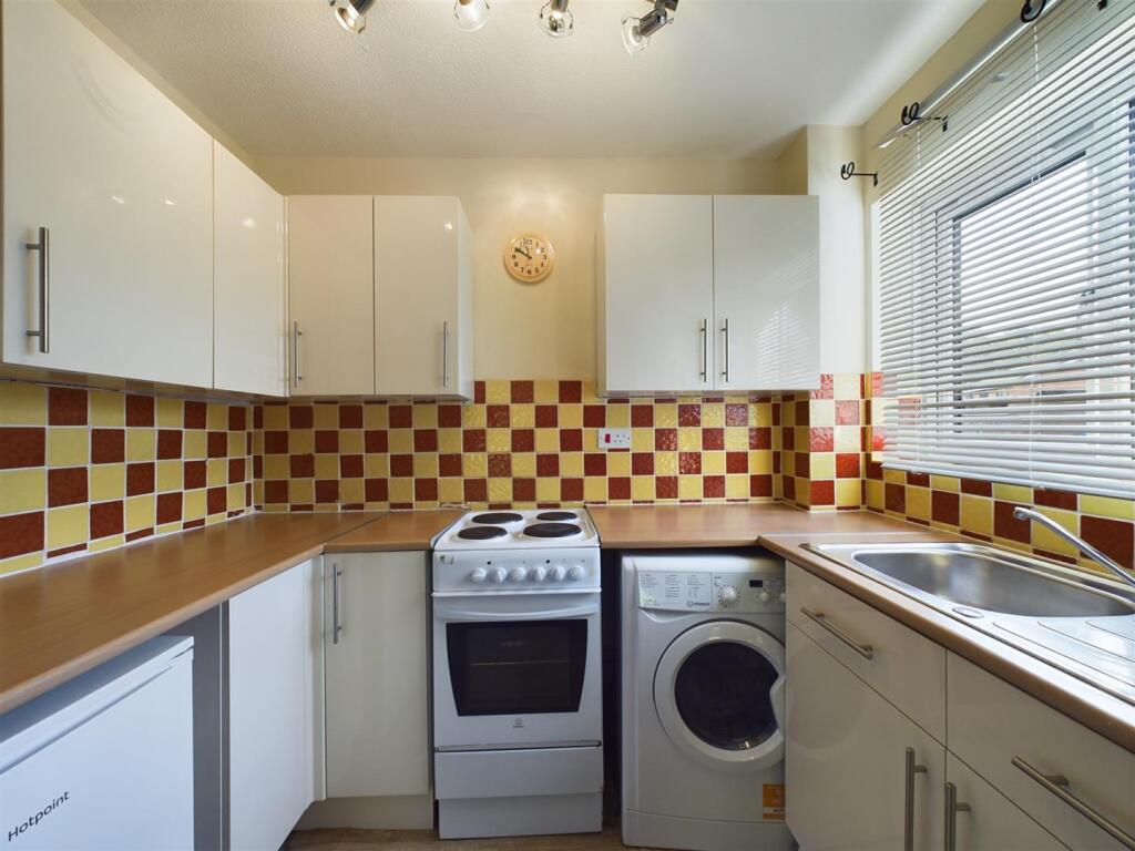 94 Kendal Grove Solihull B92 0PS photo 3