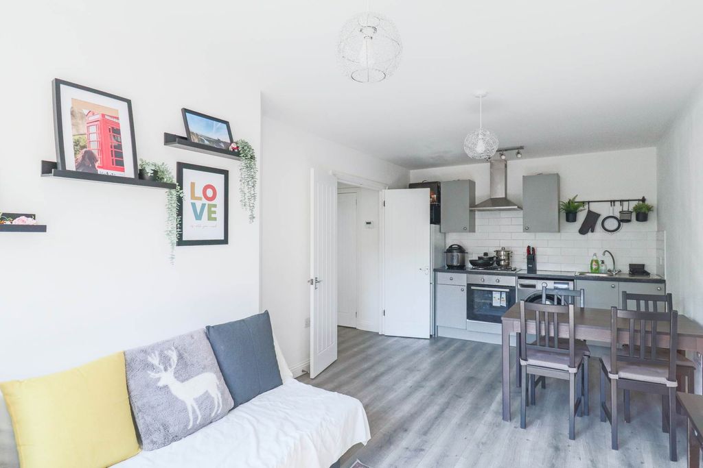 2 bed flat for saleRoyal Crescent, Great First Time Buyers Apartment BS23 photo 4