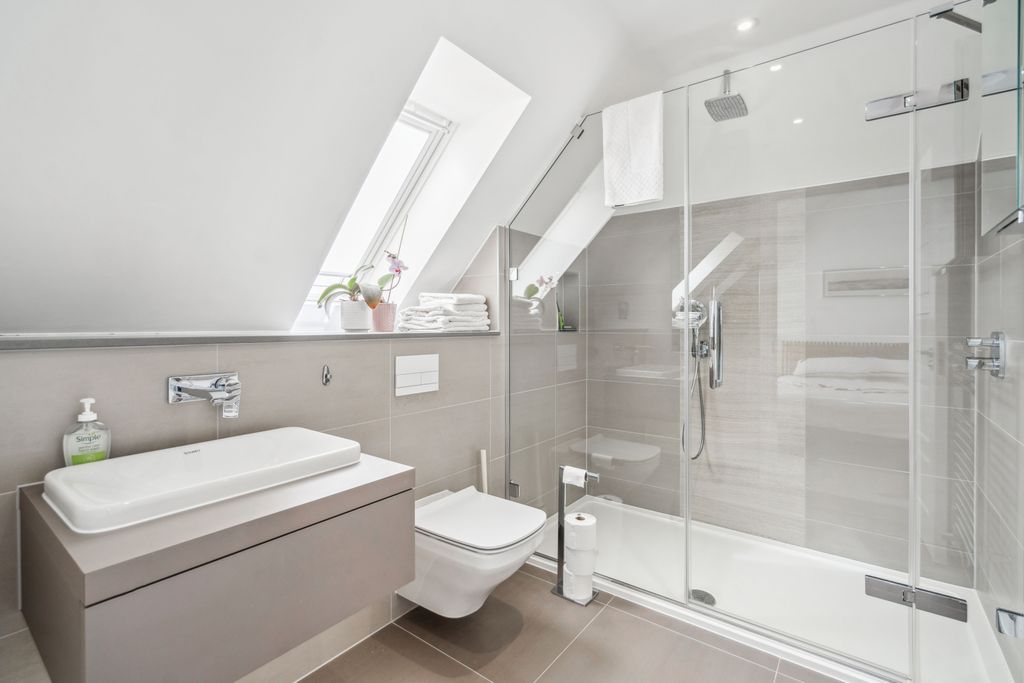 Additional image 19 of 3 bed flat for saleSouth Park Crescent, Gerrards Cross, Buckinghamshire SL9