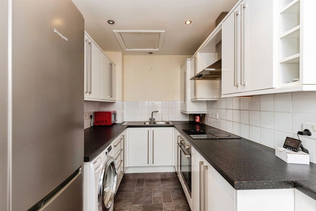 2 bed flat for saleMarkham Road, Bournemouth BH9 photo 3