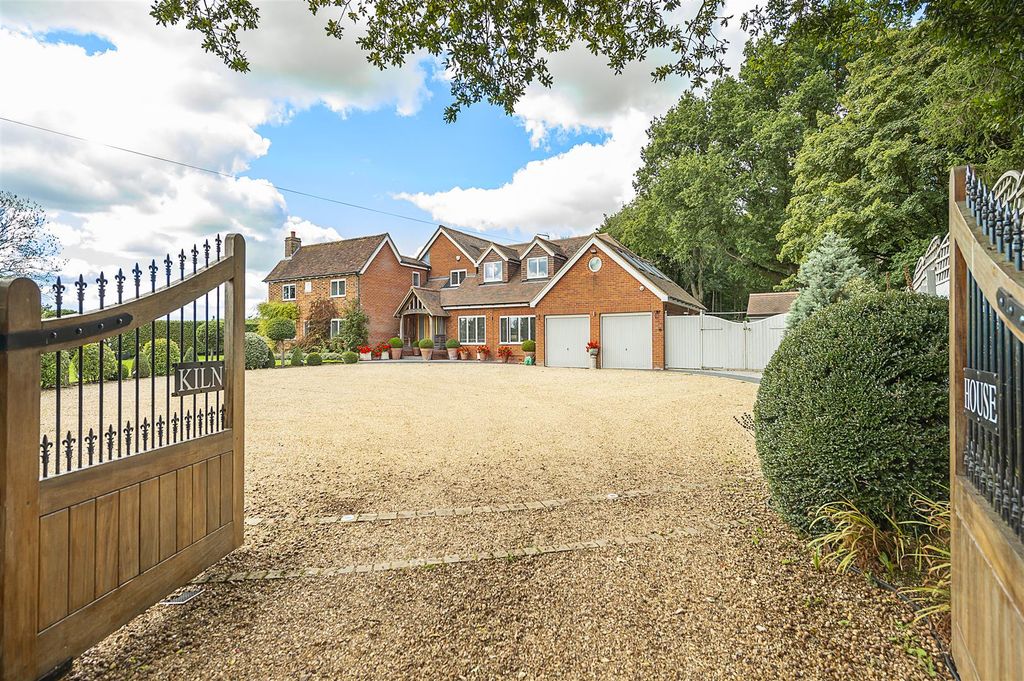 5 bed detached house for saleTea Green, Hertfordshire LU2