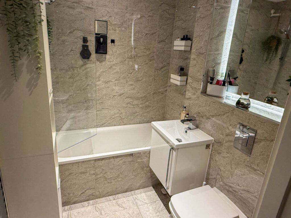 Additional image 8 of 1 bed flat for saleOverbridge Square, Newbury, Newbury RG14