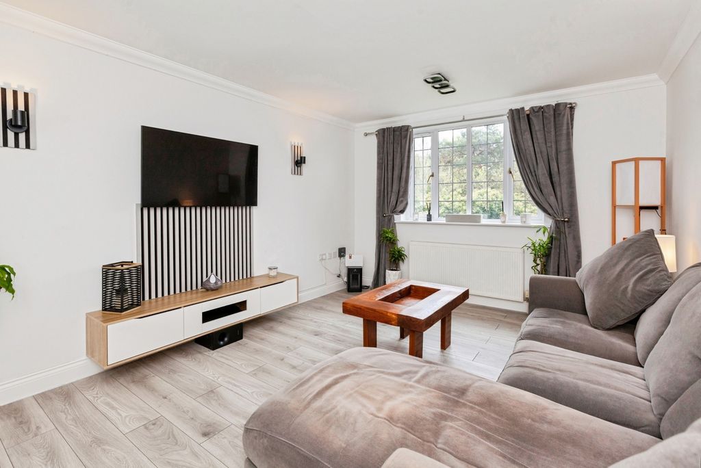 Additional image 3 of 2 bed flat for saleShoppenhangers Road, Maidenhead, Berkshire SL6