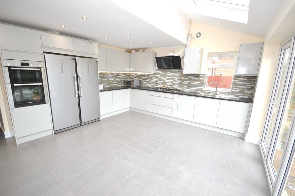 Additional image 8 of Room to rentChurch Road, Reading, Berkshire, - Room 8 RG6