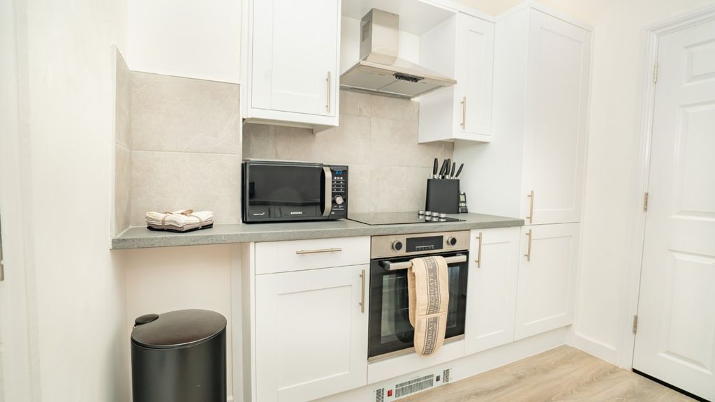 Additional image 12 of 5 bed flat for saleGrosvenor Street, Cheltenham, Gloucestershire GL52
