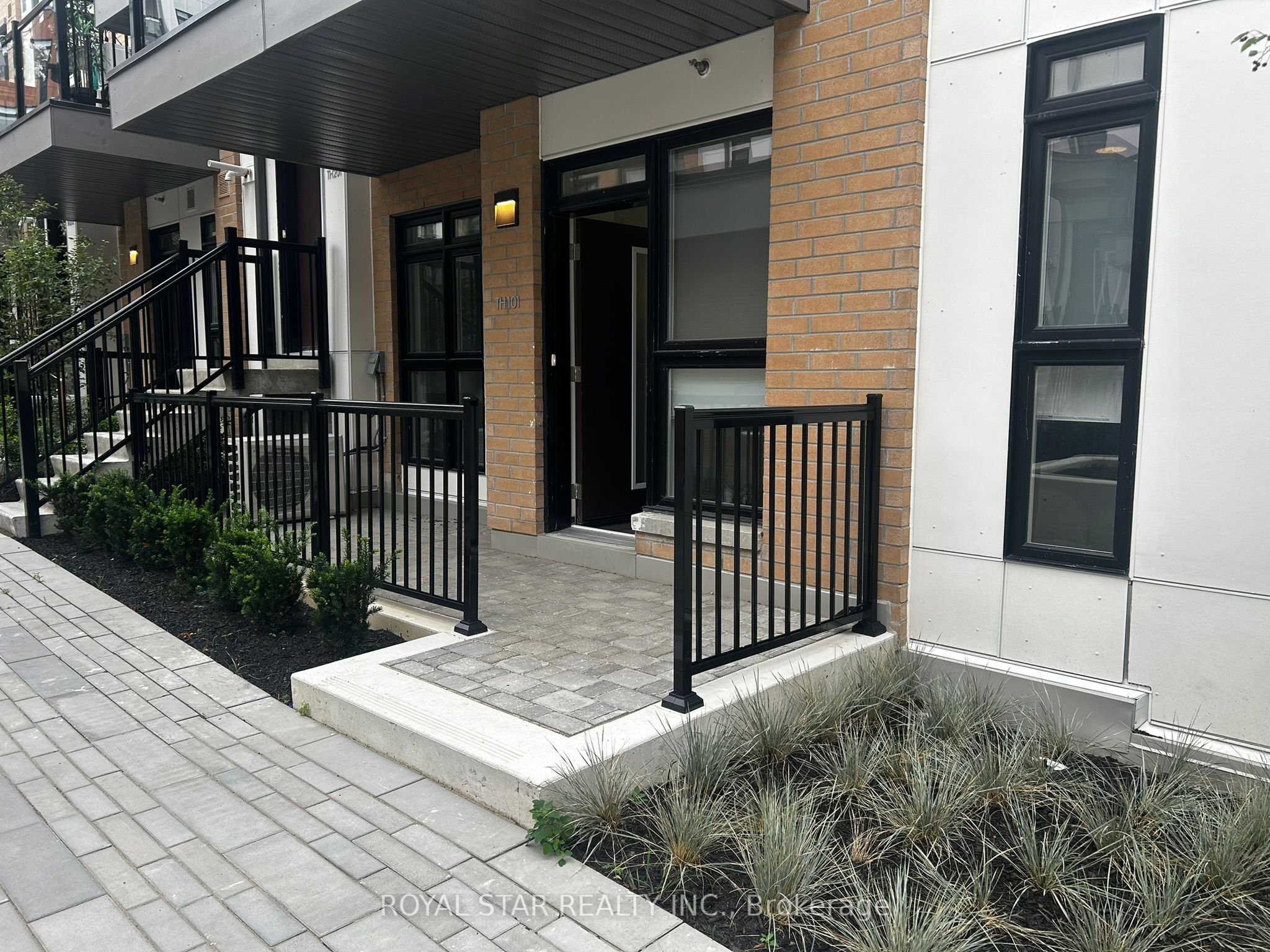 Q101-155 Canon Jackson Drive, Toronto, ON, M6M 0E1