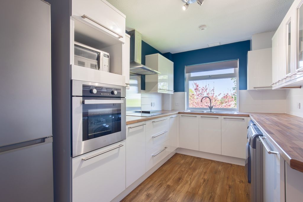 2 bed flat to rentDarroch Park, Cults AB15 photo 5