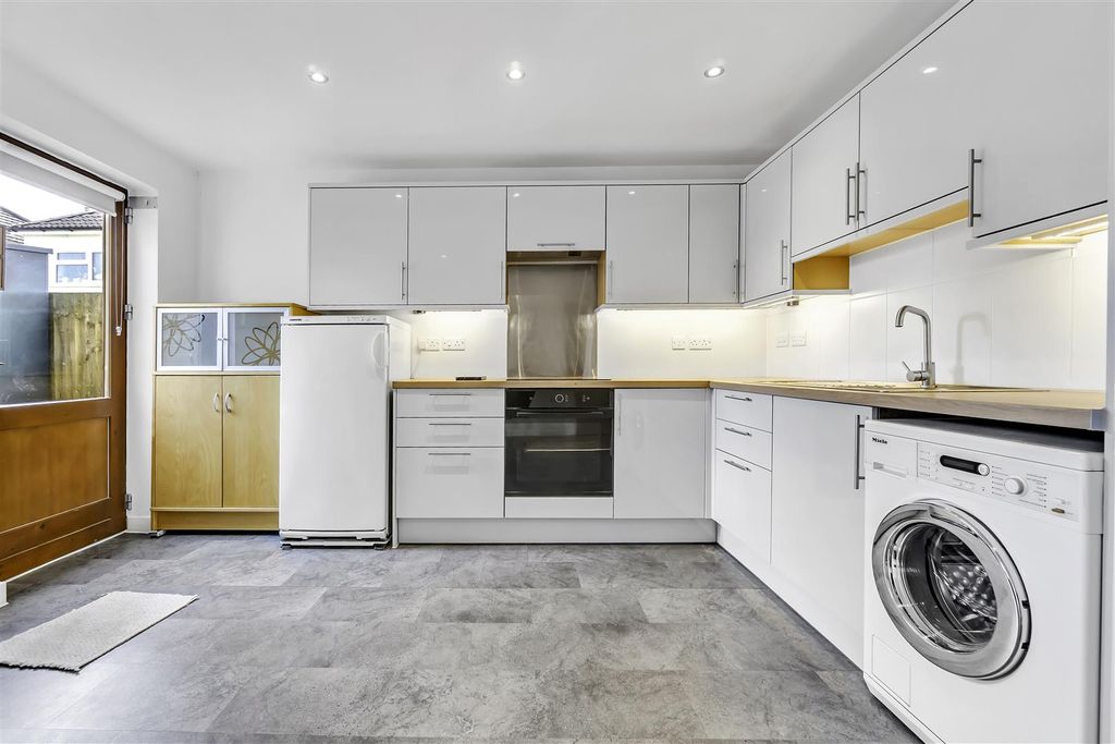 Additional image 2 of 5 bed property to rentSouthmead Road, Westbury-On-Trym, Bristol BS10