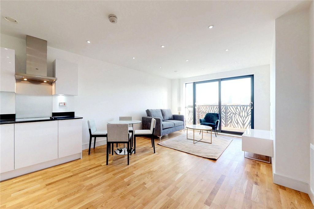 2 bed flat for saleCity View Point E14 photo 2