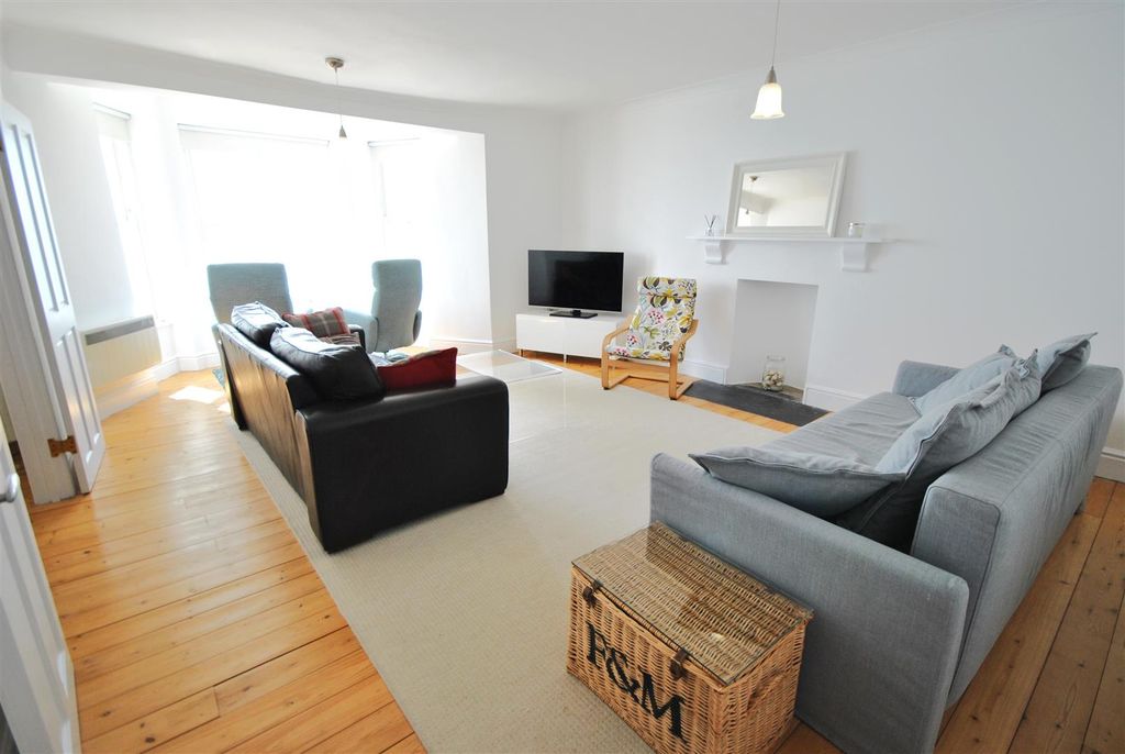 2 bed flat to rentThe Esplanade, Tenby SA70