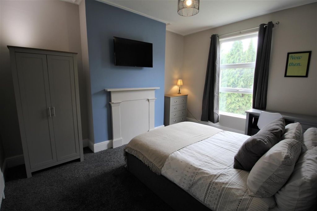 Additional image 9 of 5 bed flat to rentCliff Road, Woodhouse, Leeds, West Yorkshire LS6