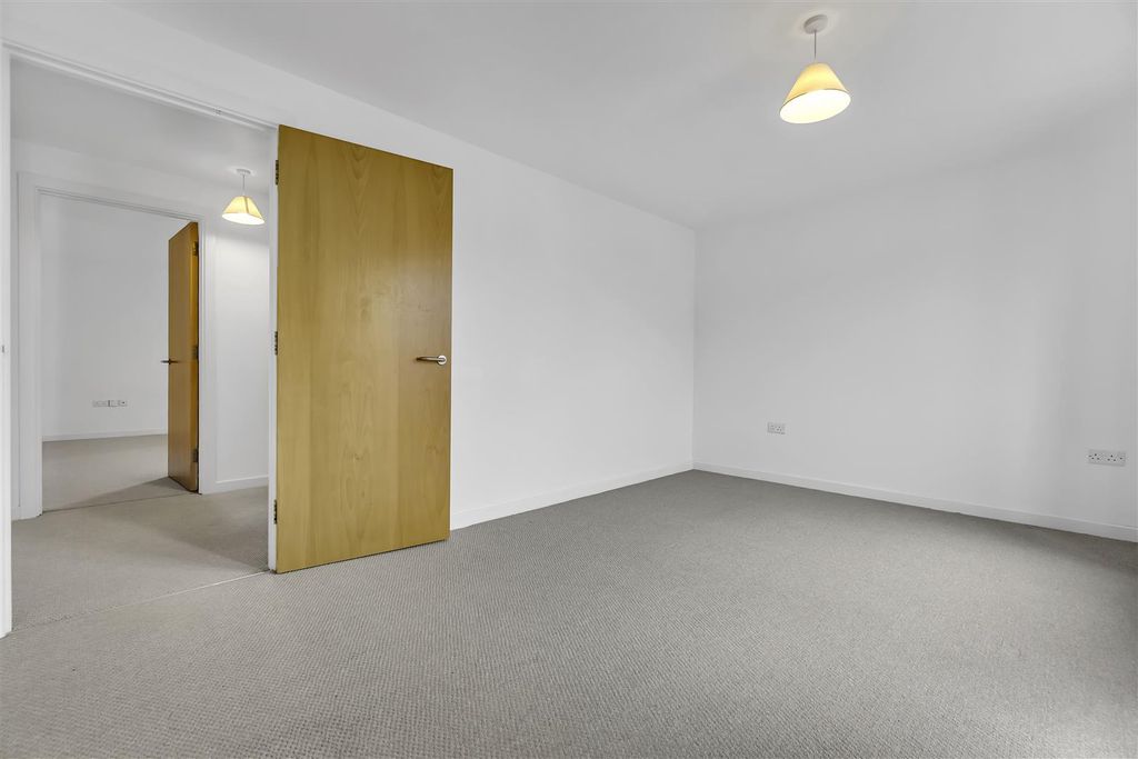 Additional image 14 of 5 bed property to rentSouthmead Road, Westbury-On-Trym, Bristol BS10
