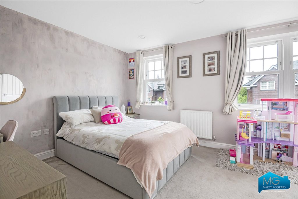 Additional image 4 of 4 bed semi-detached house to rentBunns Lane, Mill Hill, London NW7