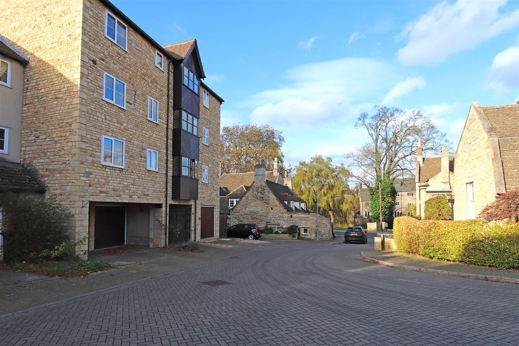 Additional image 6 of 3 bed town house to rentLambert Mews, Stamford PE9