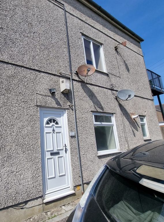 2 bed flat to rentLewis Street, Barry CF62