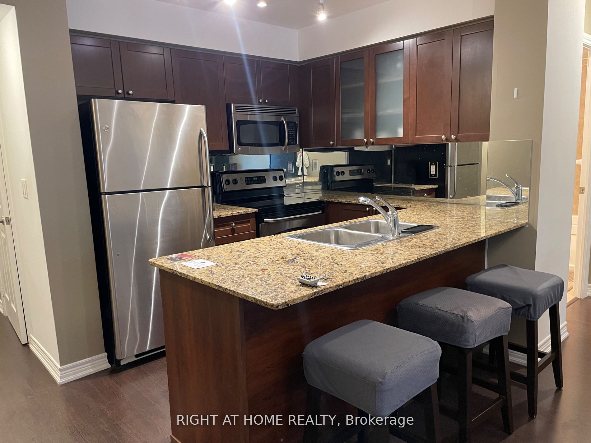 807-761 Bay Street, Toronto, ON, M5G 2R2