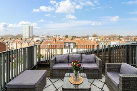 Breakspear Gardens, Colliers Wood SW19