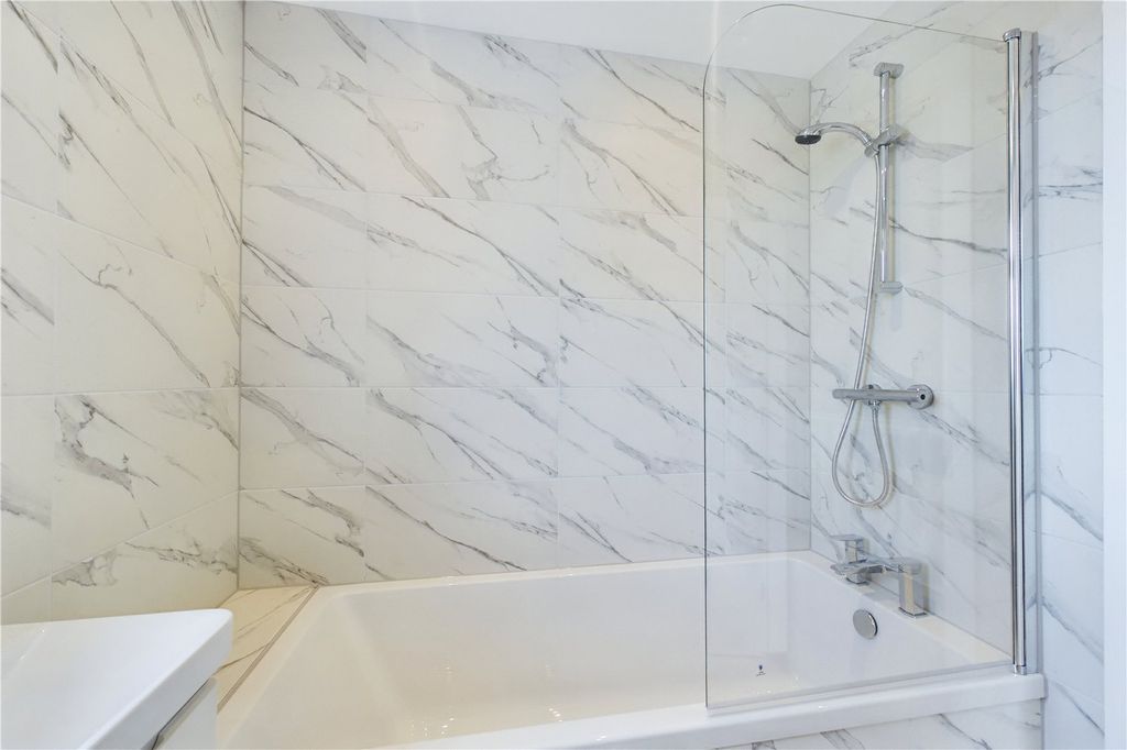 Additional image 9 of 3 bed town house to rentTurnpike Road, Newbury, Berkshire RG14