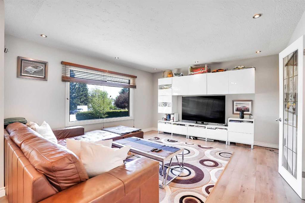 Additional image 6 of 52 Harrow Crescent SW, Calgary, AB, T2V 3A9