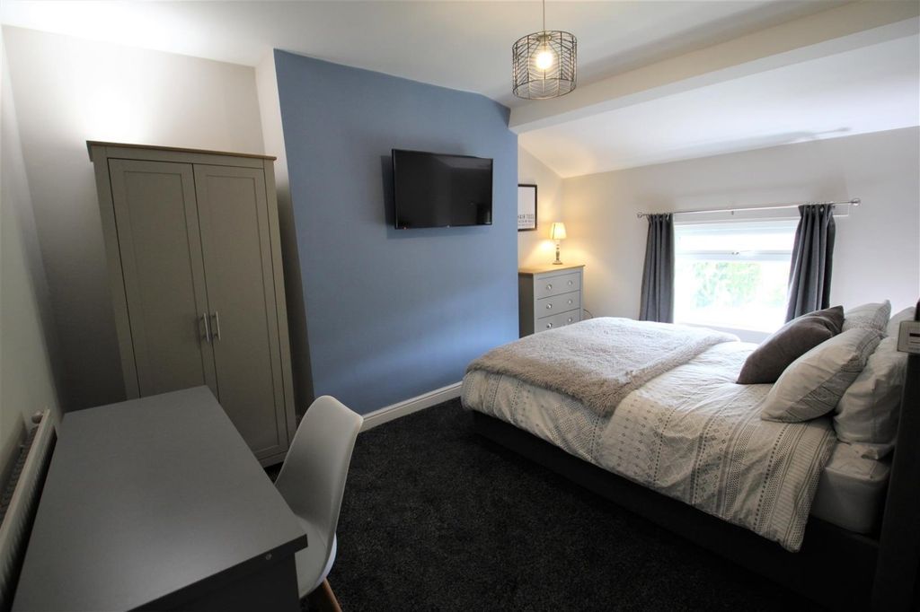 Additional image 3 of 5 bed flat to rentCliff Road, Woodhouse, Leeds, West Yorkshire LS6