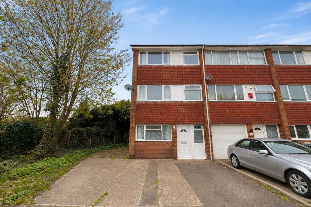 4 bed semi-detached house to rentChertsey Close, Luton LU2