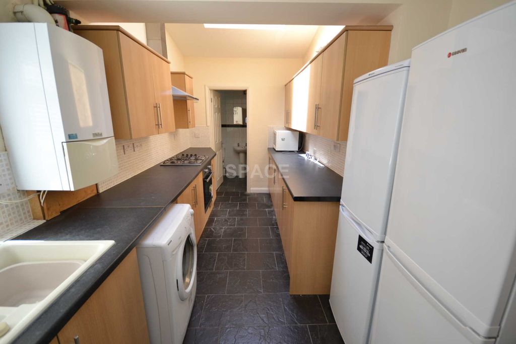 6 bed terraced house to rentBishops Road, Reading, Berkshire RG6