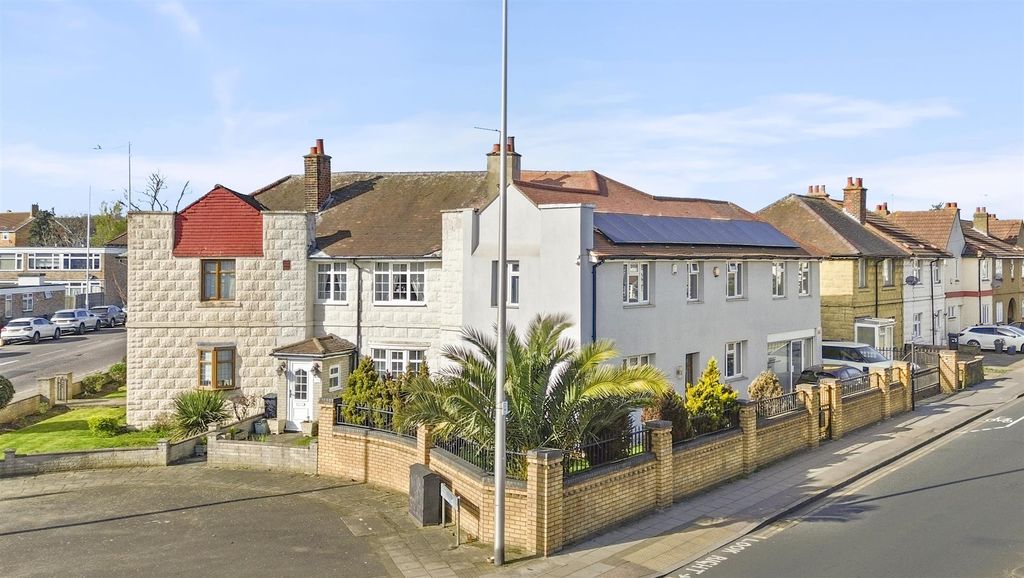 4 bed semi-detached house to rentFencepiece Road, Ilford IG6