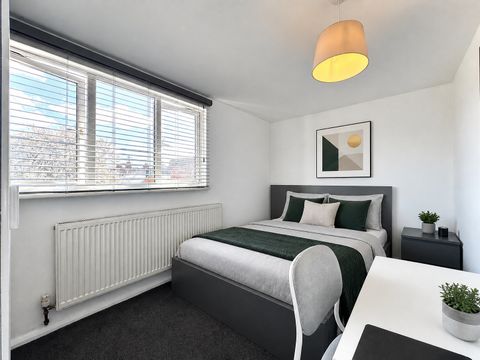 Grange Avenue, Reading RG6, Room to rent