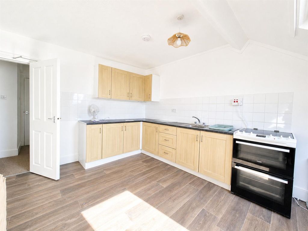 Additional image 3 of 3 bed flat to rentVictoria Parade, Pwllheli LL53