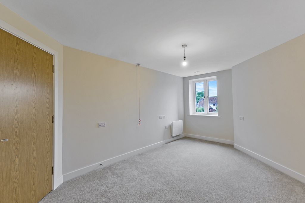 Additional image 4 of 2 bed flat to rentThe Moors, Thatcham RG19