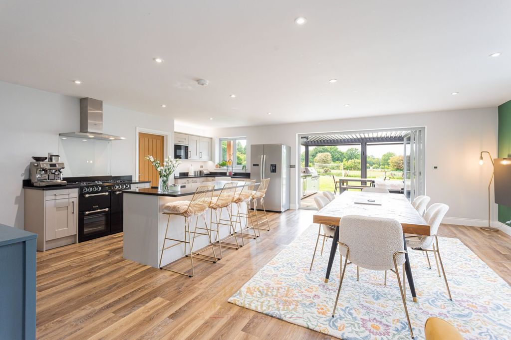 4 bed detached house to rentRowplatt Lane, Pixie Wood Farm RH19 photo 4