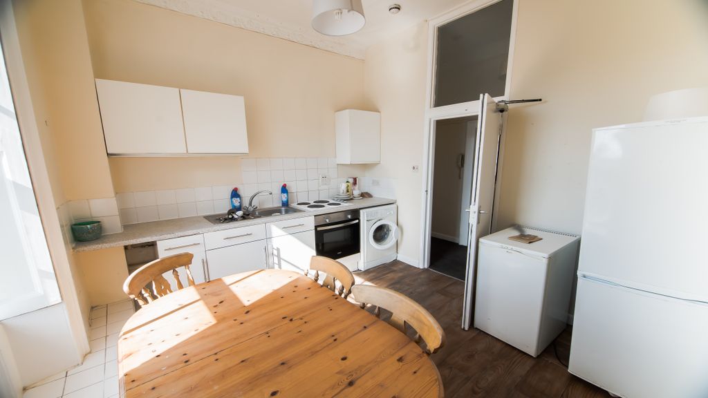 Additional image 2 of 3 bed maisonette to rentSt James's Parade, Bath BA1