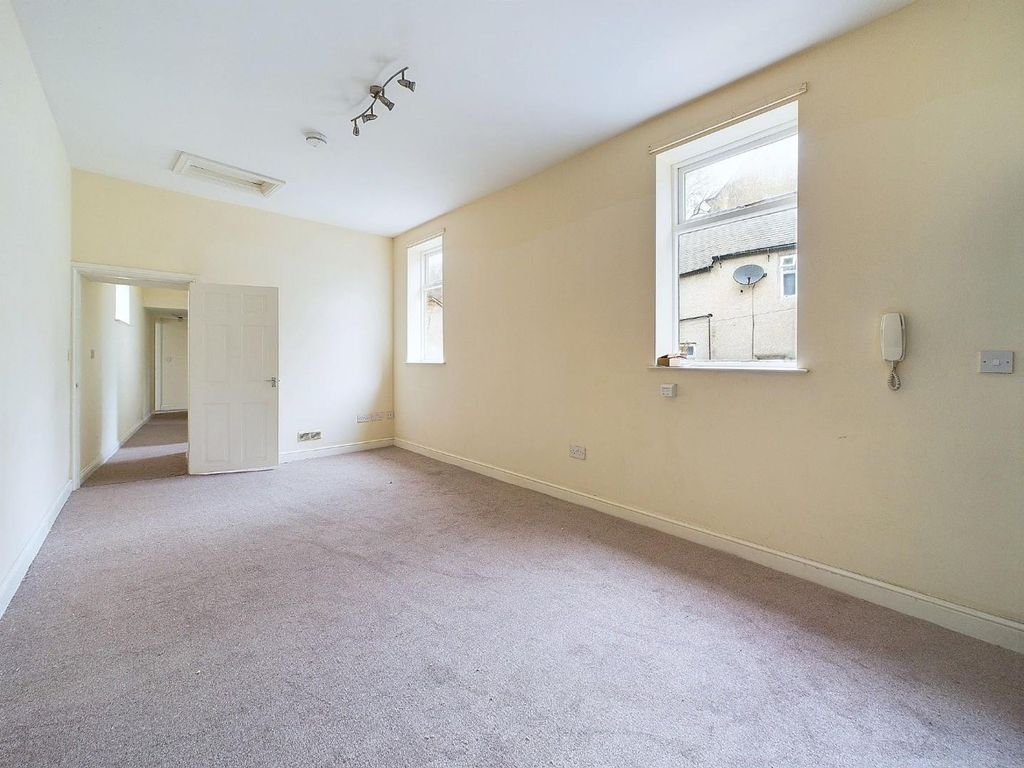2 bed flat to rentMarket Place, Wirksworth DE4